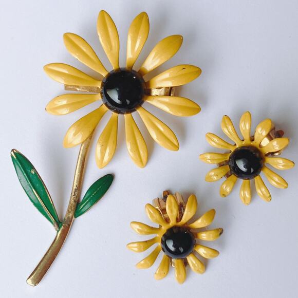 VTG Mid Century Brooch Earrings Set Enamel Daisy Yellow Clip On Earrings - Picture 5 of 11